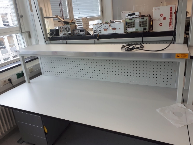 Stature Hoogte verstelbare ESD werktafel met opstand en verlichting Stature Hoogte verstelbare ESD werktafel met opstand en verlichting